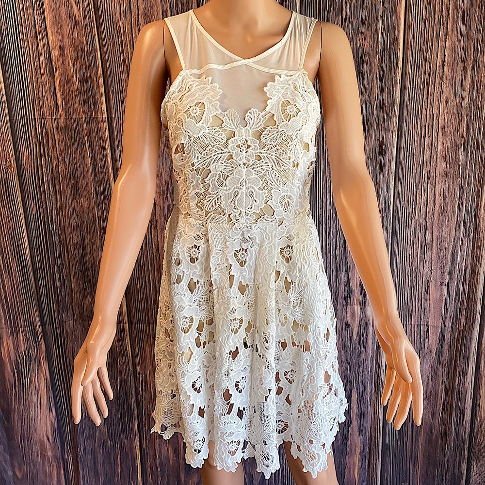 Francesca’s Collections size Medium tan / beige white floral embroidered dress